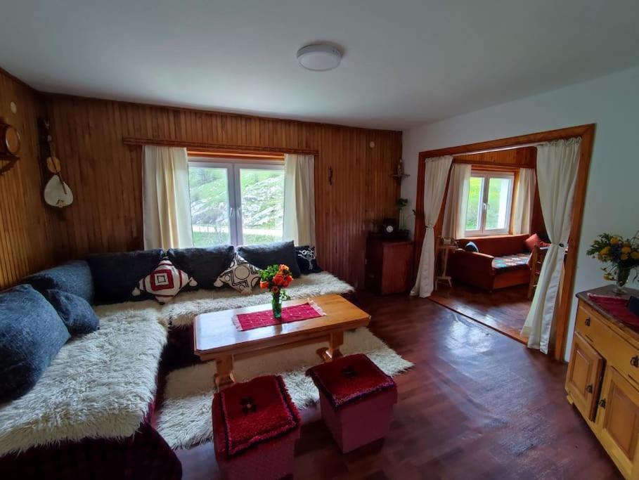 Cemerno Cottage Gacko Экстерьер фото